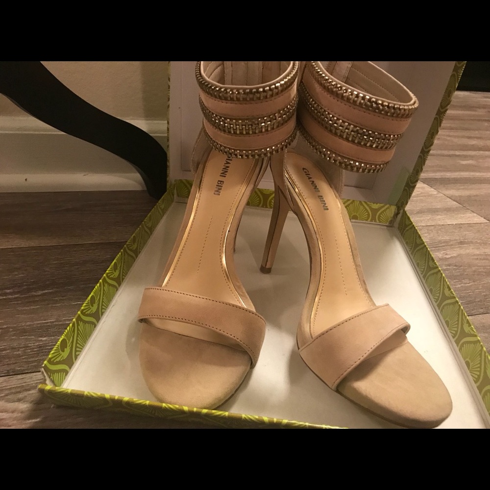 Beautiful leather tan heels